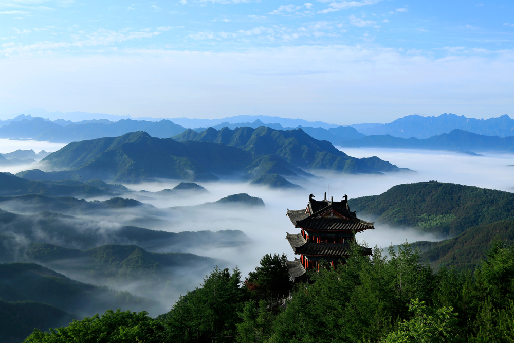 烟雾缭绕唯美山顶景色高清图片