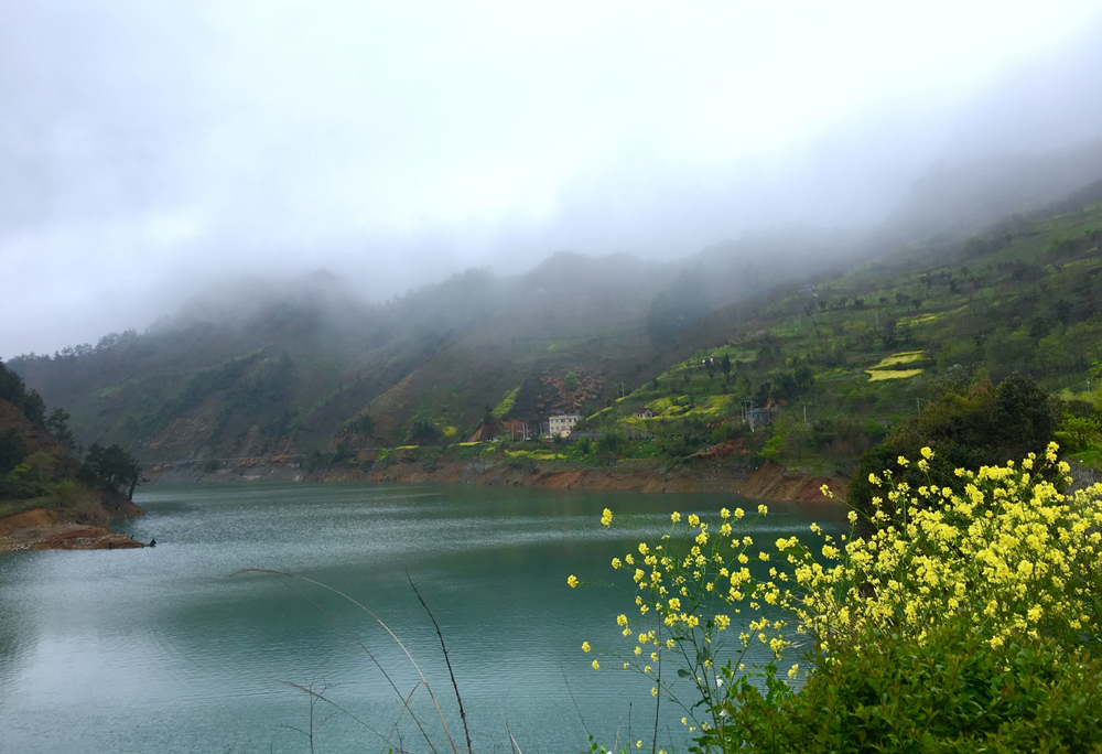 山间云雾缭绕和山脚河流_缩略图.jpg